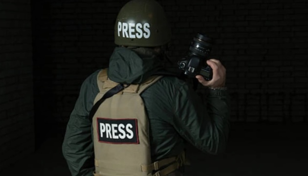 Більше 6 тисяч іноземних журналістів акредитувались в Україні для роботи в зоні бойових дій